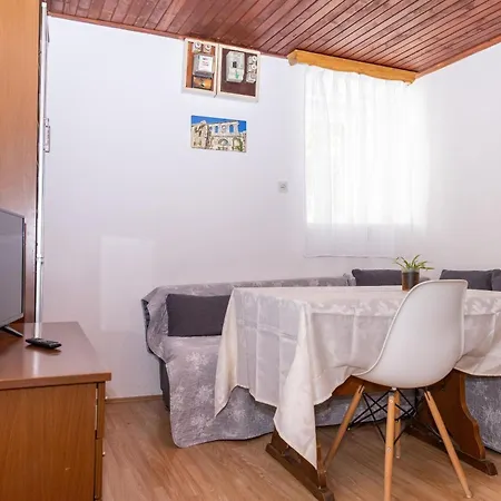 Old House With Terrace - For Guests On A Budget Apartament