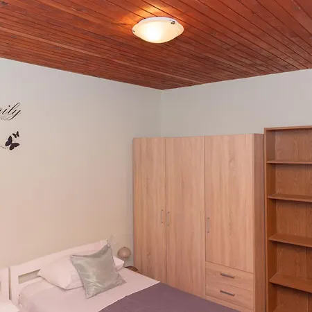 Old House With Terrace - For Guests On A Budget Apartament Split