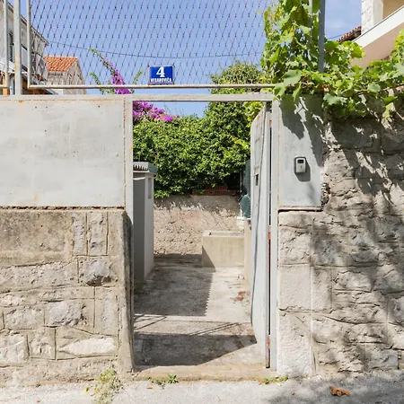 Apartament Old House With Terrace - For Guests On A Budget Split